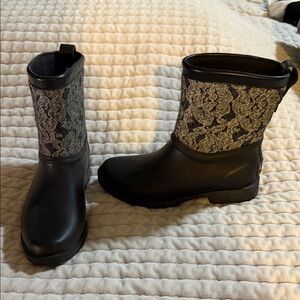Ugg Black and Gray Lace Pattern Rain Boots Sz 7